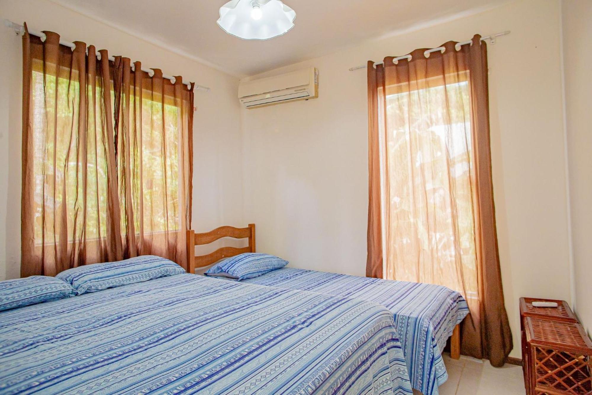 Casa Em Fechado, Com Piscina, Churrasqueira,wifi,estacionamento ,